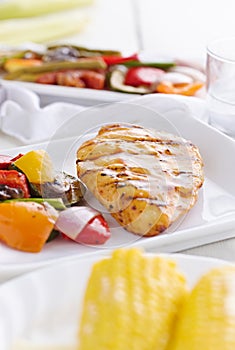 Barbecued chicken with fresh vegetables