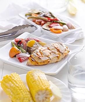 Barbecued chicken with fresh vegetables