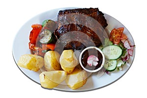 Barbecued spareribs with tomatoes and salad