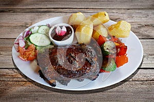 Barbecued spareribs with tomatoes and salad