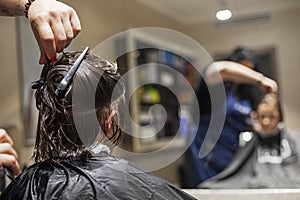 barbershoper hardens hair with hairpins cutting