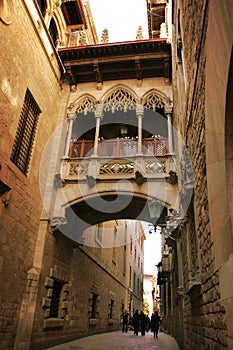 Barcelona: gothic bridge at Carrer del Bisbe