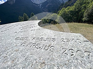 Bardonecchia table in orographic stone with indicated mountains and heights