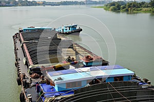 Una chiatta un tirando una barca carico nave un fiume sul tailandia 