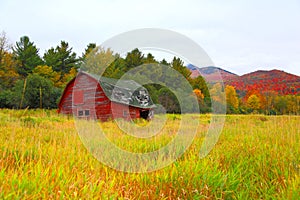 A barn in the colors of fall