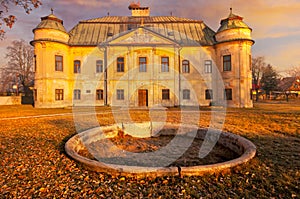 Baroque mansion in Hronsek with corner bastion