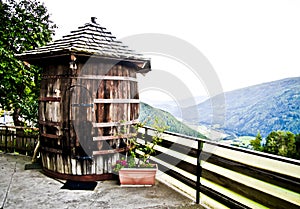 Barrel-shaped wooden house, with a splendid view of the valley and the mountains, relaxation as a lifestyle