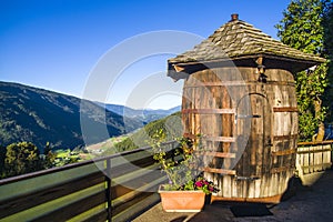 Barrel-shaped wooden house, with a splendid view of the valley and the mountains, relaxation as a lifestyle