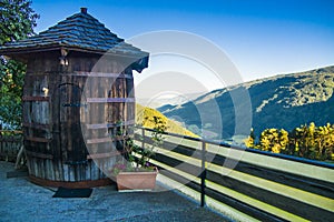 Barrel-shaped wooden house, with a splendid view of the valley and the mountains, relaxation as a lifestyle