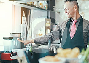 Bartender doing flair inside american bar - Barman at work performing freestyle - Focus on man face - Bartending, vacation,