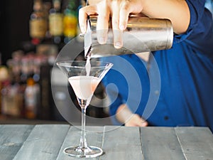 Bartender Make a nice Cocktail