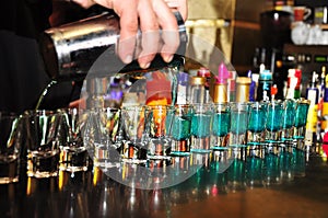 Barman odlievanie alkoholik piť 