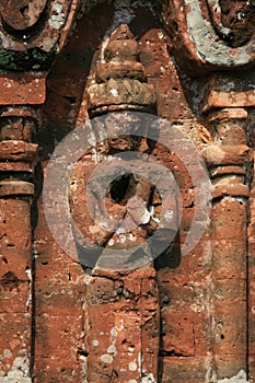 Bas-relief sur un bÃÂ¢timent au sanctuaire de My Son Vietnam photo