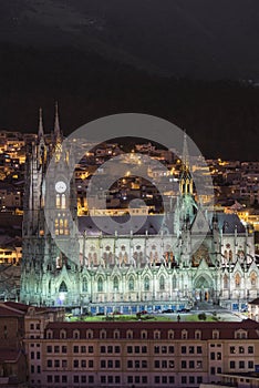 Basilica del Voto Nacional en Quito at night