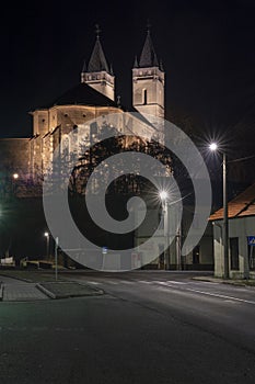 Bazilika minor svätého Benedikta v noci. Hronský Beňadik. Slovensko