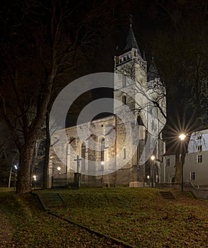 Bazilika minor svätého Benedikta v noci. Hronský Beňadik. Slovensko