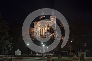 Bazilika minor svatého Benedikta v noci. Hronský Beňadik. Slovensko
