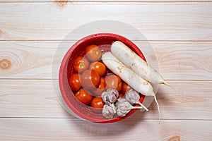Z rajčata a ředkev na stůl vaření 