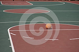 Basketball on free throwline en empty court