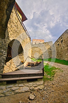 Bašta na hrade Stará Ľubovňa a nespevnená cesta pri hradbách