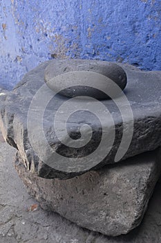 Batan es un objeto lÃÂ­tico utilizado para moler alimentos en PerÃÂº y el oeste de Bolivia. photo