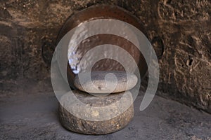 Batan es un objeto lÃÂ­tico utilizado para moler alimentos en PerÃÂº y el oeste de Bolivia. photo