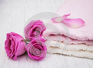 Bath towels with pink roses