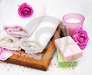 Bath towels with pink roses