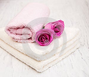 Bath towels with pink roses