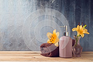 Bagno asciugamani un sapone una bottiglia sul di legno tavolo Attraverso il bagno parete 