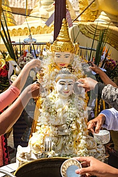 Bathing the Buddha amulet of the birthday At the Shwedagon pagoda.