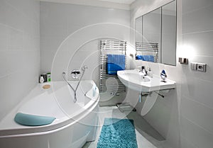 Bianco moderno bagno con accessori blu.