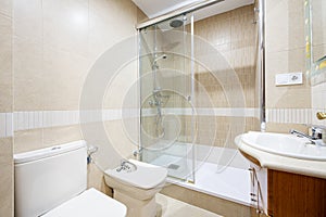 Bathroom with washbasin cabinet with wooden drawers, white marble countertop, square mirror with glass frame and shower cabin with