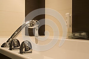 Bathtub faucet and tub