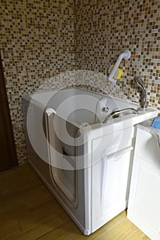 Bathtube accessible for disabled