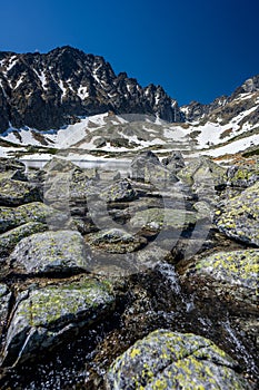 Batizovské pleso v Batizovskej doline. Jarná krajina Tatier, Slovensko