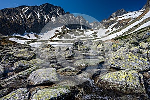 Batizovské pleso v Batizovskej doline. Jarná krajina Tatier, Slovensko