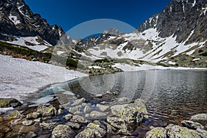 Batizovské pleso v Batizovskej doline. Jarná krajina Tatier, Slovensko