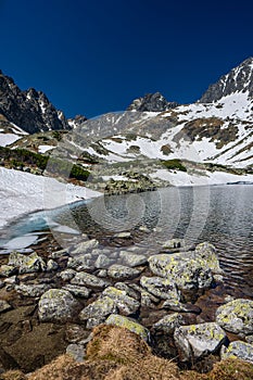 Batizovské pleso v Batizovskej doline. Jarná krajina Tatier, Slovensko