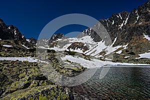 Batizovské pleso v Batizovskej doline. Jarná krajina Tatier, Slovensko