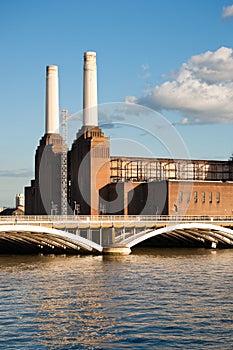 Battersea power station and bridge