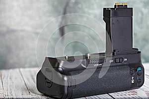 Battery grip for dslr cameras .