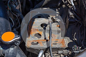 The battery pad in the car is rusted from a hydrochloric acid leak. Installation and replacement of batteries