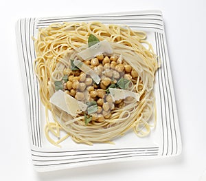 Bavette pasta with chickpeas in oil