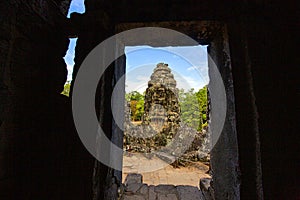 Bayon Castle is a stone castle of the Khmer Empire. Located in the center of Angkor Thom