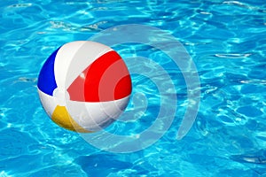 Playa esfera en nadar piscina 