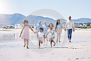 Playa el gran familia a posesión manos correr a felicidad sobre el verano día festivo común en México. amanecer divertido 