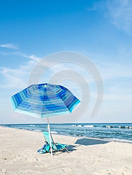 Spiaggia sedie un un ombrello 