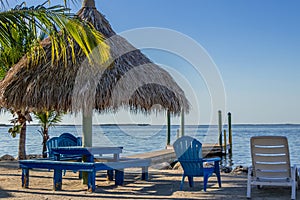 Playa sillas a cabana sobre el llave 