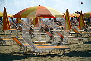 Pláž stoličky a dáždniky 
